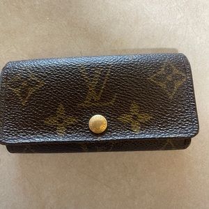 LV MONOGRAM 4 RING KEY HOLDER. Please see pictures for the condition of item.